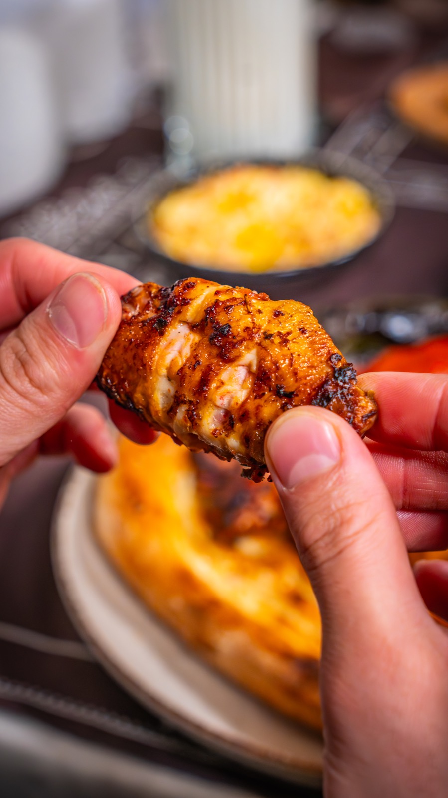 Elle tutulan tavuk parçası