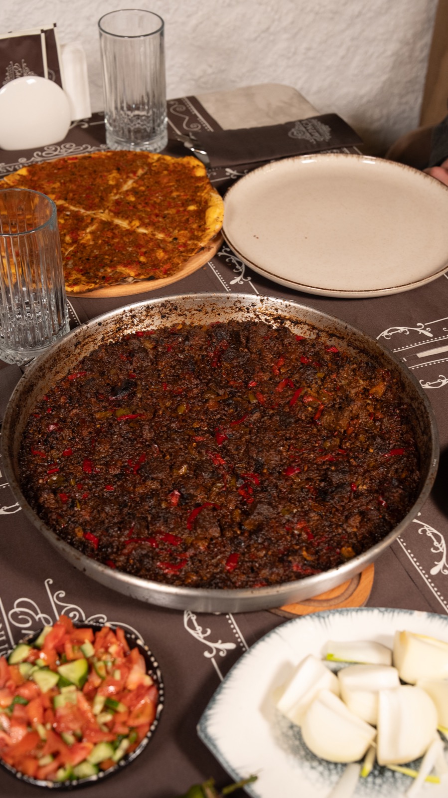 Yuvarlak tepside yöresel yemek